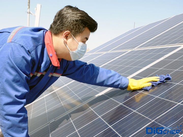 手工清潔太陽能電池板